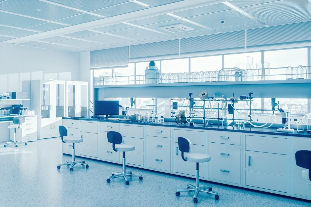 Equipa laboratorial a analisar resultados